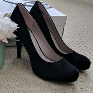 Nine West Enhancingo Black Pumps in Suede